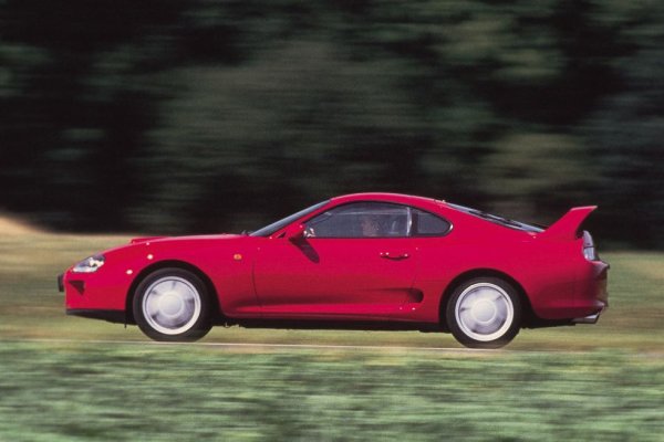 Четвъртото поколение беше последната произведена Supra и тази, която направи филма &bdquo;Бързи и яростни&ldquo; известен. Стандартната Supra беше страхотна, като в крайна сметка получи повече от 300 конски сили и ускори от 0 до 100 км/ч за 4,6 секунди. Но тя е най-известна като тунингован автомобил. Модификаторите бързо разбраха, че легендарният двигател 2JZ-GTE и здравите компоненти могат да поемат многократно повече мощност, отколкото Toyota предоставяше.