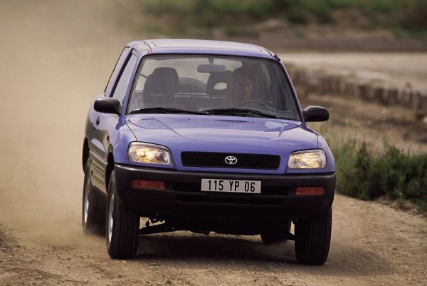 Toyota имаше идея. Прекрасна, но за някои &ndash; ужасна. Тя обедини видимостта и задвижването на четирите колела от SUV с размера и разхода на гориво на компактен автомобил. Даде му странно име. След кръг от експерименти, включващи кабриолет и електрическа кола, остана само вариантът с четири врати, която стана най-продаваната и стандартна кола в Америка.