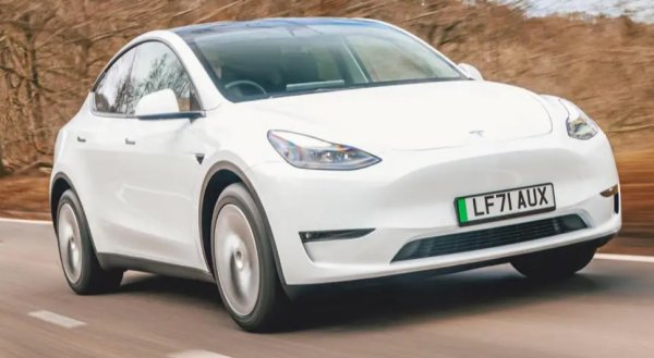 Доскоро колите с голям пробег бяха предимно бензинови или дизелови, но и електрически такива вече се трупат. Мартин Милър, съосновател на EV Experts, базиран в Съри специалист, казва, че вижда на пазара все повече тригодишни електромобили, които са изминали 95 000 км.

В съзнанието на потребителите това е еквивалент на 160 000 км за бензинова или дизелова кола. &bdquo;&bdquo;При само около 20 движещи се части в EV мотор в сравнение с 2000 в бензинов двигател, тези километри не са трудности за електрическа кола. Има много Tesla и Polestar с пробег от 240 000 километра. Купувачът трябва да се тревожи за състоянието на спирачките, окачването и гумите при EV с голям пробег&ldquo;. 

Но не винаги. Наскоро BMW i3, което стана хит в социалните мрежи, вървеше отлично с оригиналните си дискове и накладки и на 434 000 километра.