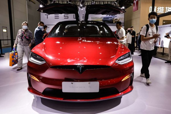 Основното предизвикателство е силната зависимост от Китай. Една трета от глобалния обем на Tesla през първата половина на 2023 г. е доставен в Китай. Заедно с Volkswagen, BMW и Mercedes, Tesla е западната компания, която е най-силно подчинена на китайското търсене. Тази силна зависимост от най-големия автомобилен пазар в света може да бъде добра в мирно време, но може да се превърне в проклятие в случай на потенциален търговски/политически конфликт между Китай и САЩ/Европа. Особено ако много китайски клиенти продължат да преминават от чужди към местни марки автомобили. 