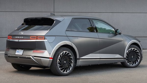 Докато Kia EV6 влезе в историята като първата корейска Кола на годината в Европа, технологичният й братовчед Ioniq 5 записа същото постижение в конкурса Световен автомобил на годината. Атрактивният екстериор с ретро нотки и минималистичният интериор явно се харесват и у нас, достатъчно да класират този Hyundai на второ място. 
