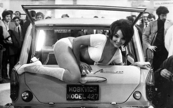 В московския автомобилен завод започнаха да мислят за нов модел още в края на 60-те (точно когато предприятието бе прекръстено от МЗМА на АЗЛК). Москвич-412, прословутият "дванайсетак", въобще не бе замислен да е толкова дълголетен - той трябваше само да осъвремени малко остарелия 408 и да запълни дупката, докато се появи изцяло новата кола. През 60-те 412 все още се продаваше добре зад граница - не само в социалистическия лагер, но и в страни като Белгия и дори Великобритания (през 1969 65% от производството бе за износ). Но през 70-те интересът към остарелия модел започна да се топи, а Москва отчаяно се нуждаеше от конвертируема валута. Затова ръководството на АЗЛК получи зелена светлина да създаде нов, напълно съвременен Москвич. 
НА СНИМКАТА: Британски модел рекламира Москвич на автомобилно шоу в Лондон. В началото на 70-те обаче интересът към остарелия съветски модел се стопи
