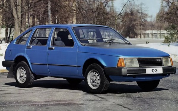 В АЗЛК разработиха наследника на Москвич 412 с изцяло нова архитектура, с модерен фастбек дизайн. Бяха произведени три три прототипа с предно разположен двигател и задно предаване, известни като С3 (на снимката), С2 и С1.
Точно тогава обаче Виктор Поляков, директорът на главния съперник ВАЗ, се издигна до министър на автомобилната промишленост на СССР. Случайно или не, първата му работа бе да подмени цялото ръководство на АЗЛК. На новите директори бе наредено да изоставят готовия за серийно производство С3 - пряк конкурент на ВАЗ-2101, и да създадат по-голям модел. Времето е ограничено и в Москва решават просто да модернизират още веднъж Москвич 412, който на свой ред е леко модернизиран 408 от началото на 60-те години. 
