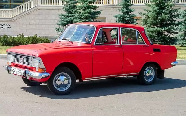 Прототипът на Москвич-412Н е създаден през есента на 1972. Основите на каросерията от 412 са запазени, но са създадени нов дизайн на предницата и задната част, обновен е интериорът, променени са спирачките. Има предложения за нова скоростна кутия и за модерно задно окачване - но не им е съдено да пробият през бюрократичната стена. 
Преходът към новия Москвич 2140 е постепенен - първо през 1975 се продава междинният Москвич 412-ИЕ, със стария дизайн отпред и вътре, с новия - отзад, и 
с усилвател на спирачките по лиценз на Girling. Чакащите с години кандидат-купувачи никой не ги пита - вземайте, каквото ви дават, или се отказвайте. 
