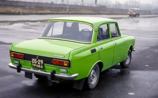 Важна нова функция е ключалката на капака на багажника, която на практика заключва и разположения зад номера резервоар за гориво. При предишните москвичи багажникът се отваря от салона с помощта на кабел, който редовно замръзваше през зимата. Резервната гума обаче си остана просто положена на пода на багажника, вместо в специална ниша като при жигулите. 
Подобрена е и вентилацията на кабината. 
