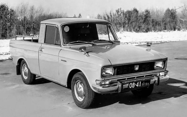 В допълнение към микробуса Москвич-2734 е разработен пикап 27344 с десен волан. Има планове подобни модели да се предлагат във Великобритания, както е било с 412. Но те така и не се изпълняват. АЗЛК произвежда пикапи - около 300 бройки годишно, но те са само за вътрешнозаводски нужди. Другаде в съюза също се появяват пикап версии на 2140, дело на т. нар. "ремонтни заводи".
