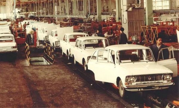 Българското производство на Москвич от готови комплекти започва още с 408 и 412 (според някои източници, именно заради него от Москва настояват България да прекрати споразумението с Renault за "Булгаррено"). През 80-те години в ловешкия завод "Балкан" се сглобяват до 20,000 бройки годишно от Москвич-2140. 
НА СНИМКАТА: производство на М-412 в Ловеч
