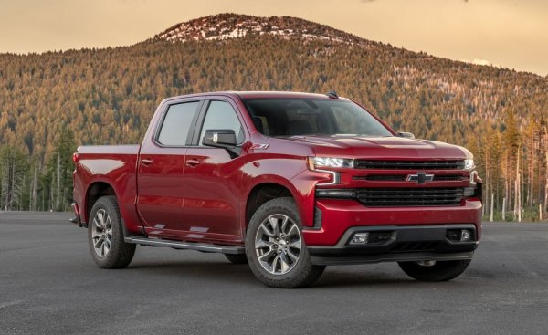 Каква криза? Продажбите на Silverado тази година са с 4% повече, отколкото през миналата. Базовият модел се задвижва от 2.7-литров турбомотор, но търсенето е насочено повече към 4.3-литровия V6 и 5.3-литровия V8. На върха на гамата е 6.2-литров V8, който също се радва на добро търсене.
