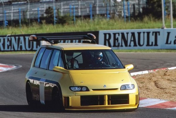 За да отбележи десетата годишнина на модела Espace, през 1994 компанията представи Espace F1 - миниван, изработен от въглероден композит и снабден с V10 двигателя от Формула 1, развиващ 800 конски сили.
Концептът бе създаден с участието на Williams и Matra, и развиваше 100 км/ч за 2.8 секунди, и 200 км/ч - за 6.9 секунди. Максималната му скорост бе 312 км/ч.
