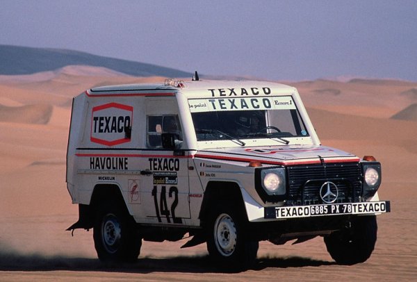 През 1982 белгийският пилот Джаки Икс, навигиран от френската кинозвезда Клод Брасьор, се пуска в легендарното рали "Париж - Дакар" с Mercedes-Benz 280 GE. Въпреки че екипажът се представя с изключително силно темпо, навигационна грешка го изпраща на 5-о място в генералното класиране.

Година по-късно, в петото издание на маратона, който вече е набрал небивала популярност, Икс и Брасьор са безкомпромисни, като не само взимат победата в пустинното рали, а техният всъдеход става първият в надпреварата, който завършва специален етап по-бързо от мотоциклет. В допълнение, сервизният им камион Mercedes-Benz 1936 AK, пилотиран от Жорж Гроан, грабва титлата при тежкотоварните машини.