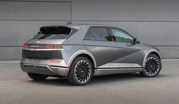 Единственият модел в Топ 15, който всъщност има спад спрямо миналата година (-12.5%). Част от обяснението е в новата вътрешна конкуренция в лицето на Ioniq 6 и на по-достъпната електрическа Kona. 
