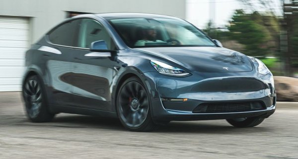 Кросоувърът на базата на Model 3 е сензация в Европа през тази година, и България не прави изключение. Скокът в регистрациите е 1367%. За сметка на това отчетливо са намалели регистрациите на по-пъргавия и управляем Model 3 - явно височината на седене е ключов фактор и при купувачите на електромобили. 