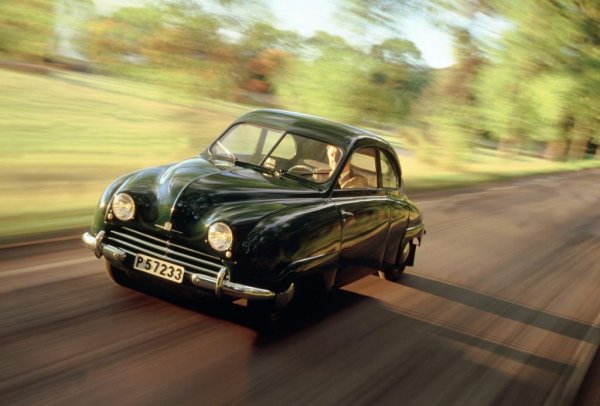 Ако се нуждаете от доказателство, че инженерите на Saab са произвеждали автомобилите на компанията по същите принципи, по които и самолетите й, не търсете по-далеч от 92, скромния първи сериен модел на шведите от 1947 година. 
Неговият коефициент на въздушно съпротивление е 0.30 - фигура, която внушава респект дори и днес, а какво да кажем за преди повече от 70 години. 
Това действително е постигнато с преки заемки от самолетния сектор. Страните на каросерията са щамповани от едно парче метал, светлините са вградени в корпуса, а линията на покрива напомня на доста летящи машини от онази епоха. Затворените калници създават доста проблеми при снеговалеж или силен дъжд, а и управлението страда. Но началото на аеродинамиката като автомобилна дисциплина е поставено. 
