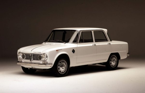 На теория идеалната аеродинамична форма е тази на капката. Колкото по-гладка е формата на автомобила, толкова по-малко е съпротивлението, а ако профилът е правилно оформен, той държи въздушния поток залепен за повърхността, вместо да го освобождава и да ражда завихряния и турбуленции. За жалост обаче в реалния живот никак не е практично да направиш задницата на колата с метър-два по-дълга и заострена, само в името на аеродинамиката. 
Но през 30-те години един инженер на име Вунибалд Кам успява да докаже, че ако отрежеш рязко задната част на "капката" може да е също толкова ефективно. По този начин въздушният поток се прекъсва рано и се намалява рискът от турбуленции. Alfa Romeo доказва това на практика в състезанията, и след това го въвежда и в цивилните си автомобили, начело с тази Giulia от 1962. Тя по никакъв начин не прилича на капка - всъщност е с форма на кутия. Но след внимателно остраняване на излишните неравности колата се оказва удивително обтекаема във въздушния тунел. 
