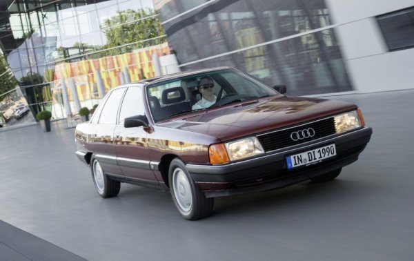 До края на 70-те аеродинамиката при автомобилите се постига със загладени, издължени форми. Но с третото поколение на Audi 100 от 1982 германците залагат на по-задълбочен и научен подход. 
На пръв поглед тази кола не изглежда кой знае колко обтекаема. Но всъщност е, благодарение на старателно обмислените брони, сглобки между панелите на корпуса и стъкла на прозорците. Дори чистачките са преработени и скрити под капака. Джантите също са проектирани с идеята да намаляват до минимум завихрянията. 
Днес 0.30 не е нещо смайващо - всъщност актуалното Аudi A4 постига 0.23. Но сравнено с останалите големи семейни коли от епохата, Audi 100 е сензационно икономично. 
