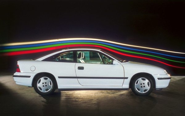 У нас все още наричаме този модел "циганското Ферари", със смесица от респект и подигравка. Но през 1989 Calibra бе много новаторски автомобил - с изчистен екстериор, хубави пропорции и наистина впечатляваща аеродинамика. Последното си личи от пръв поглед: нисък, елегантен профил, с предна решетка, сведена до възможния минимум. Дори и днес доста автомобили не са в състояние да бият постижението на този стар Opel. 
