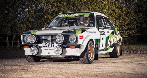 Брилянтната машина на Blue Oval доминираше в ралитата през 70-те и началото на 80-те. С квадратни линии, крещящ двигател Cosworth и стилът на завиване я превърнаха в икона. 
Влезе в WRC през 1975 година съгласно правилата на най-високата група 4, които изискват да бъдат произведени 400 автомобила. Escort RS1800 стана незабавен хит, спечелвайки изтощителното рали RAC през този сезон в Обединеното кралство в ръцете на Тимо Макинен.

На следващата година Роджър Кларк триумфира в същото събитие, ставайки първият британец, който печели кръг от WRC. Но именно скандинавските звезди като Бьорн Валдегард, Хануа Микола и Ари Ватанен спечелиха по-голямата част от 17-те световни рали победи на Ford. Първият взе първата в историята с титла за пилот на Escort (1979), докато вторият направи същото през 1981 г., побеждавайки революционното Audi Quattro. Механично прост, страхотен за шофиране и с изключително спортно потекло, Escort остава изключително популярен днес.