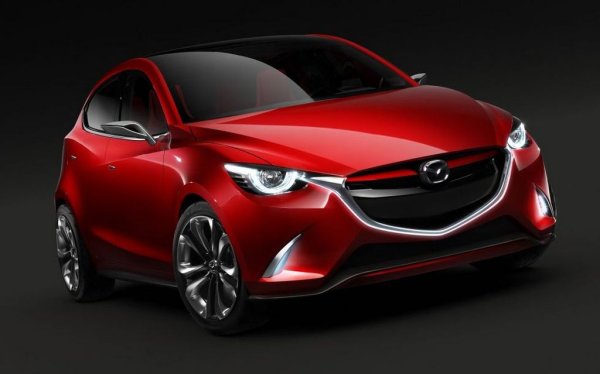 След поредица нови концепти (Minagi, Takeri) накрая стигнахме до Hazumi - прототипа на следващата Mazda 2. Той пръв въведе триизмерната предна решетка, впоследствие превърнала се в запазена марка на японците. 
