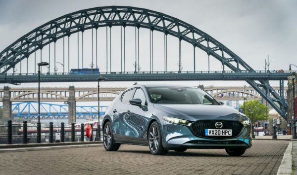 Четвъртото поколение на хечбека (с код BP) за пръв път въведе скулптираните странични панели, които днес са неотменна част от облика на Mazda. И донесе на марката втората й Световна награда за дизайн. 
