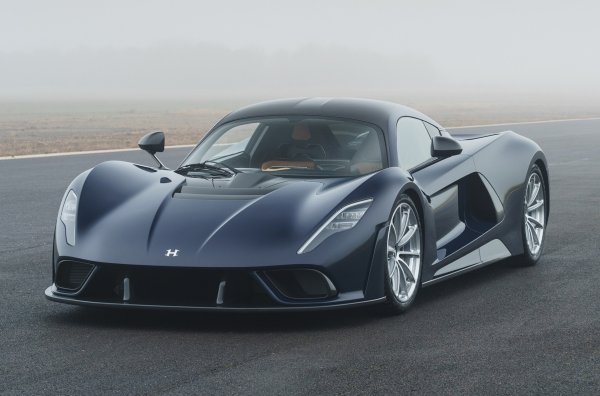 Базираното в Тексас тунинг студио Hennessey Performance си направи име с модернизирането на серийните продукти. В един момент амбициите му го тласкат към съдбоносна крачка &ndash; създаване на собствена оригинална хиперколал, която вече е факт. Автомобилът със среден двигател получи звучно и красноречиво име. Venom в превод от английски означава &bdquo;отрова&ldquo;. А F5 е препратка към торнадо от екстремна категория по скалата на Фуджита с максимална скорост до 512 км/ч.