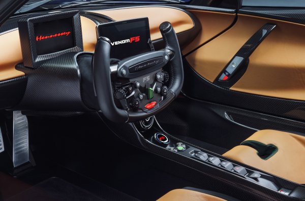 През тази година Hennessey Venom F5 ще се опита да постави световен рекорд за скорост и да победи Bugatti. 6,6-литровият V8 мотор Fury (Ярост) с два турбокомпресора вероятно ще помогне за постигане на целта. Характеристиките му са 1842 к.с. и 1617 Нм, като двигателя е съчетан със 7-степенна роботизирана скоростна кутия, задвижваща задните колела.