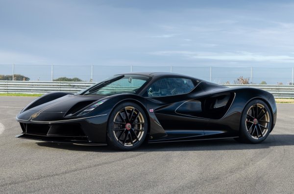 Навлизаме в зоната на най-мощните електрически хиперлколи. Сред тях е флагманът на Lotus със своите 2039 к.с. и 1704 Нм. Толкова генерира агрегатът, създаден от специалистите от Williams Advanced Engineering, който включва двигатели за всяко колело и тягова батерия с капацитет от 93 kWh. Подобреното охлаждане на батерията с четири радиатора позволява да се кара на писта поне седем минути, без да се намалява мощността.