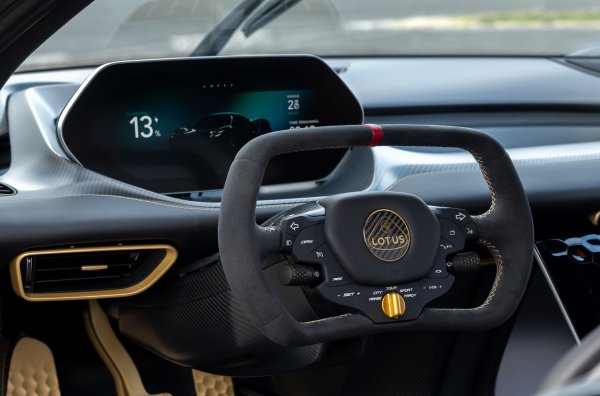 По стандартите на компанията - марката Lotus е известна с ниското тегло на колите си, Evija не е никак лек - 1887 кг. В същото време това е отличен показател за електрическа кола. Ускорението от 0 до 300 км/ч отнема 9,1 секунди, а максималната скорост е 350 км/ч. Lotus ще произведе само 130 бройки от този модел.