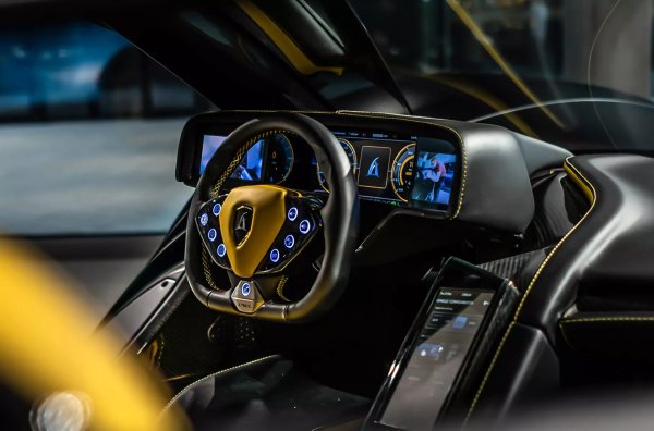 Два тона тегло и сюрреалистичен момент откъм динамика изглеждат така. Ускорение от 0 до 100 км/ч - 1,91 секунди, до 200 км/ч - 4,76 секунди, а до 300 км/ч - 9,74 секунди. Максималната скорост е 413 км/ч. Тук тиражът е още по-ограничен - 50 бройки, а цената е над 2 млн. долара.
