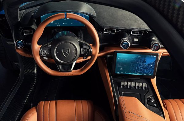 Има и много други интересни функции. Например, активната аеродинамика или силовата структура е най-голямата единична част от въглеродни влакна в индустрията. Състои се от долна част, покрив, задна подрамка и отделение за батерии. Rimac, подобно на други машини с изключителни възможности, излиза в ограничено издание - ще бъдат произведени само 150 екземпляра.