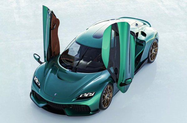 Лидерът по въртящ момент е много необичаен. Първо, концепцията - това е шведски гранд турър за четирима с карбонов монокок и гигантски повдигащи се врати. Второ, инженерните решения. Компанията не бърза да премине към електрически автомобили и търси нови резерви в хибридизацията.