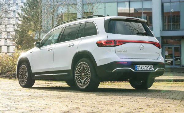 SK е южнокорейска петролна рафинерия, която навлезе в бизнеса с батерии, като инвестира 3.9 милиарда долара за построяването на заводи за клетки в САЩ, Китай и Унгария. SK On има като клиенти Volkswagen, Daimler, Kia Motors, Jaguar Land Rover и даже Ferrari. 
