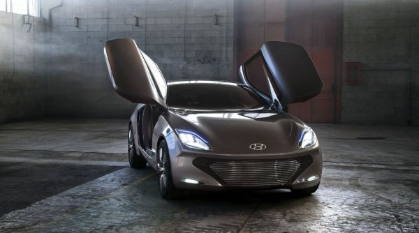 За разлика от много други концепции, историята на i-onic продължава - от 2016 г. се произвежда масово първият хибриден автомобил на Hyundai Motor Company, наречен Ioniq.
Автомобилът получава литиево-полимерна батерия и е интересен с това, че вътрешните панели са направени от рециклирана пластмаса и суровини от захарна тръстика, а външните панели на каросерията (капак, врати и капак на багажника) са направени от алуминий, за да се намали собственото тегло.
