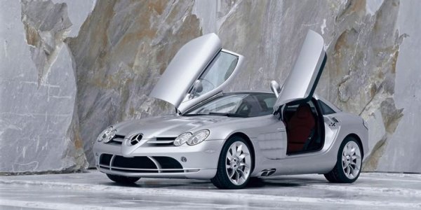 През 2003 г. Mercedes-Benz обедини сили с McLaren, за да създаде най-добрата кола от клас GT в света. Резултатът е SLR McLaren, който е вдъхновен до голяма степен от състезателния Mercedes-Benz 300SL от 1955 година. Той е снабден с ръчно направен V8 с компресор, развиващ 625 конски сили и 780 Нм. Ускорението от 0 до 100 км/ч става за 3,4 секунди, а максималната скорост е 335 км/ч.