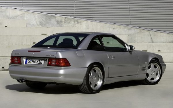 За модела се предлагаха 6- и 8-цилиндрови двигатели, но Mercedes-Benz издигна автомобила на още по-високо ниво, като първо му постави 6,0-литров V12, а след това дойде и версия 7.0 AMG V12. Накрая излезе и вариант с произведения от Pagani Zonda AMG 7.3 V12.