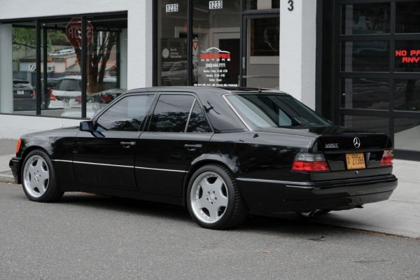 Тук се появява Porsche, който в този момент има сериозни финансови проблеми и с радост се съгласява да помогне, още повече, че по това време заводът на компанията не е натоварен сериозно. Така Mercedes-Benz 500E излиза на пазара, като разчита на впечатляващите за времето си 326 конски сили и 480 Нм. Ускорението от 0 до 100 км/ч отнема 6,1 секунди, а максималната скорост е 260 км/м.