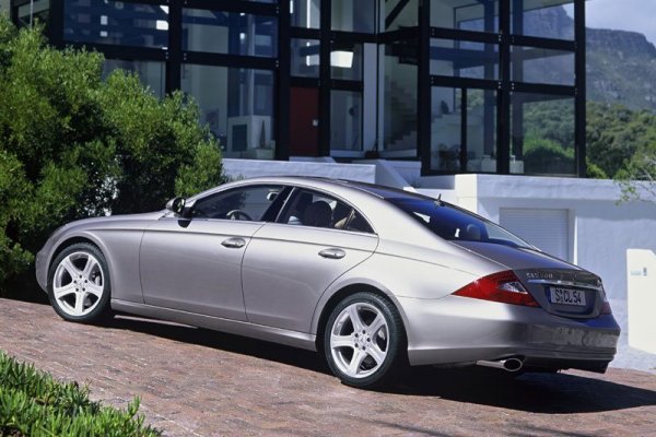Най-добрият CLS-модел е първото поколение W219. Защо ли? Защото беше радикално. Никой преди това не си беше и помислил да комбинира седан с купе, тъй като това са два толкова различни типа каросерия. Тази идея беше истинско предизвикателство за дизайнерите и инженерите на марката, но те се справиха.