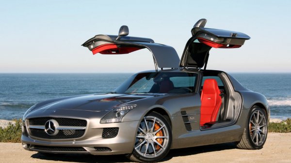 Mercedes SLS е невероятен суперавтомобил, произвеждан през периода между 2010 и 2014 година. С него германската компания отговори на Ferrari 458 и Lamborghini Gallardo, като едновременно с това отдаде почит и на легендарния 300SL с неговите врати тип "крила на чайка".