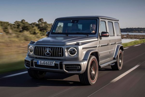 Mercedes G-Class е един от най-емблематичните автомобили, правени някога. Той беше замислен като военен автомобил, но се превърна в любимец както на футболистите от Висшата лига на Англия, така и на звездите от Холивуд. Сега може да видите Месут Йозил или Кайли Дженър зад волана на същата тази кола, която все още се използва и във военни операции.