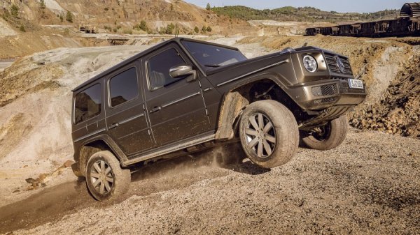 Двигателите на всъдехода варират от 2,0-литров с 4 цилиндъра за китайска пазар до 4,0-литров Biturbo V8 във версията G63. През годините G-Class се е предлагал и с V12 мотор (G65) AMG, като се и извоювал статута на "кола за лоши момчета", която хората много обичат.