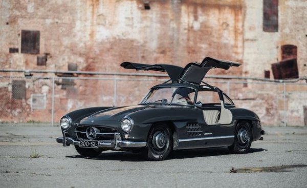 Със сигурност, 300SL е най-емблематичният Мерцедес, правен някога. Неговият впечатляващ дизайн и врати gullwing (крила на чайка) го отличават от всички останали автомобили. Той излиза на пазара през 1954 година, като става най-бързата кола на света, развивайки скорост от 262 км/ч. Това става благодарение на 3,0-литровия мотор с 218 конски сили, който е съчетан с 4-степенна механична скоростна кутия и задвижване на задните колела.