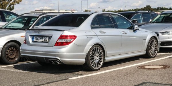 Поставете на компактен седан голям и мощен 6,2-литров V8, за да получите един автомобил, който кара повечето спортни коли да изглеждат бавни. Този германски muscle-car има 457 коня под капака, като максималният въртящ момент е 600 Нм. С тези си характеристики Mercedes C63 AMG трябва да се конкурира с BMW M3 и Audi RS4, като създаделите му избиран различен подход при направата му.