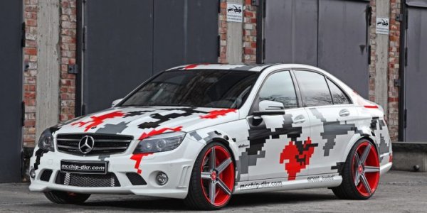 Тази кола е по-подходяща за дрифтове и въртене, отколкото за обиколки на Нюрбургринг. Все пак тя развива 100 км/ч от място за 4,3 секунди и вдига 250 км/ч, като споделя един и същи двигател със суперколата SLS AMG.