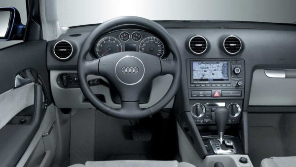 Автоматичната скоростна кутия с двоен съединител на Audi, позната под името S tronic е представена за първи път в А3, при дебюта на второто поколение през 2003 година. Сега, трансмисията се използва в почти цялата гама на "четирите ринга".