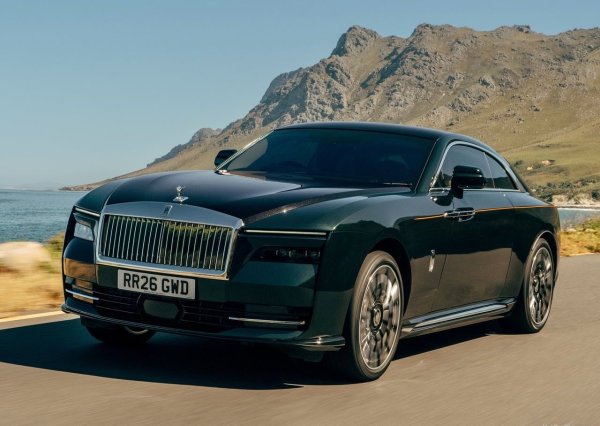 Електрическият Rolls-Royce струва около 395 000 евро, като може да измине 515 км с едно зареждане. Така всеки километър излиза 767 евро.