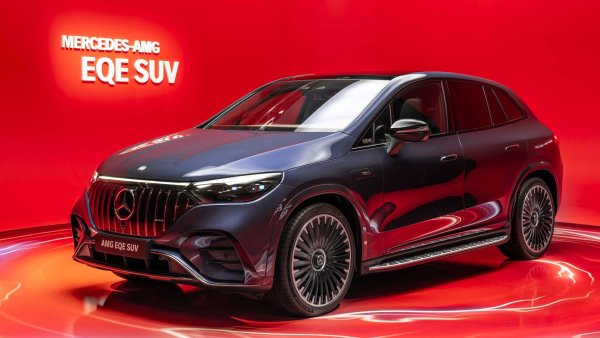 Версията AMG на дебютиралия през миналата година EQE SUV на Mercedes разчита на два електромотора. Тя получава различни настройки на окачване и модернизирана спирачна система, които са задължителни за превозно средство с тегло 3 тона.

0-60 мили в час: 3,4 секунди

Мощност: 677 конски сили

Въртящ момент: 1000 Нм

Максимална скорост: 240 км/ч