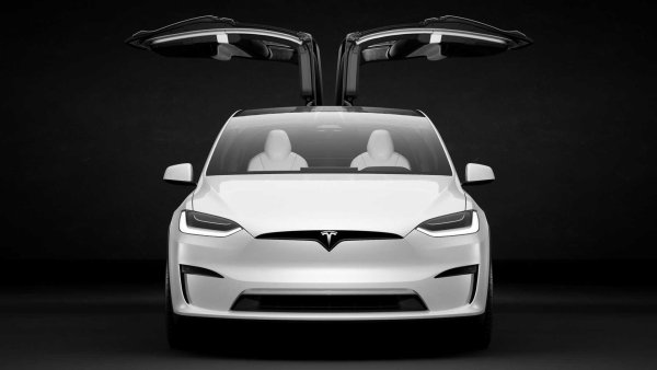 Най-бързият SUV на планетата е създаден от Tesla, като към момента все още никой не може да му оспорти лидерската позиция. Версия с три мотора има 1020 к.с., като те позволяват ускорение от 0 до 60 мили в час за 2,5 секунди. Неофицилно се твърди, че Model X Plaid дори е още по-бърз.

0-60 мили в час: 2,5 секунди

Мощност: 1020 конски сили

Въртящ момент: неизвестен

Максимална скорост: 262 км/ч