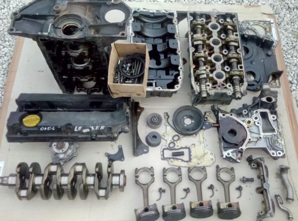 В пластмасовия капак на главата е вложена гумена мембрана, която регулира потока на картерните газове. Материалът не е дотам надежден и често започва да се разкъсва след 70-80 хиляди километра. Започват да се колебаят оборотите на двигателя, в картера възниква ниско налягане, което засмуква масло. Мембраната струва 20-30 лева, но подмяната не е лесна. 
