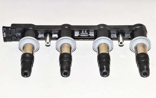 При огромното мнозинство по-съвременни двигатели за образуването на искра на всяка свещ отговаря отделна бобина. Но при Opel всичките бобини са в един общ модул. Което е доста досадно, защото при повредата на дори един наконечник на свещ се налага да се смени целият модул, а той струва солено - между 130 и 220 лева. 
Повреди в модула възникват нерядко след 70 000 км пробег, и причината най-често е твърде отложена смяна на свещите. 
