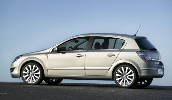 Много чест проблем, от който се оплакват собственици във форумите, е необясним резонанс, възникващ между 2600 и 2800 оборота в минута. Двигателят става необичайно шумен и в салона се усещат по-силни вибрации. От Opel отбелязаха проблема в техническата си документация (TIS 2000 ver.103.0G 05/2009) и препоръчаха добавянето на малка противотежест на дясната полуоска. Някои потърпевши твърдят, че това премахнало напълно проблема, други - че нямало никакъв ефект. 
