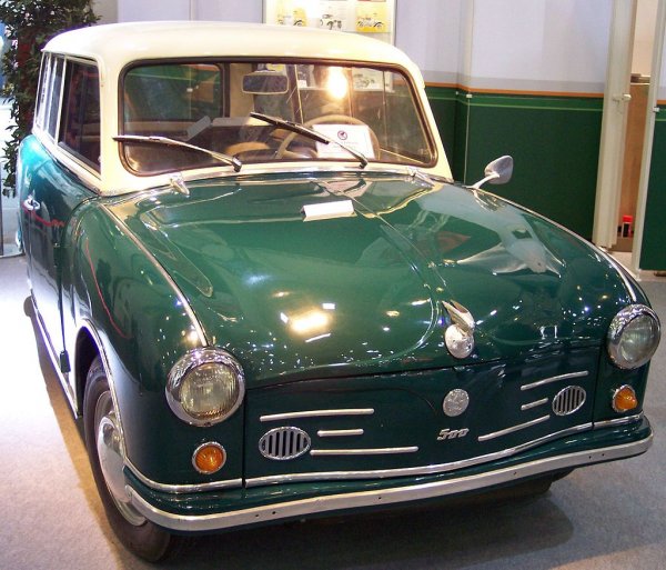 Доказателство, че покривът в различен цвят не е откритие единствено на Mini.